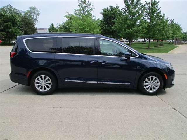 2017 Chrysler Pacifica Touring-L 4dr Mini-Van